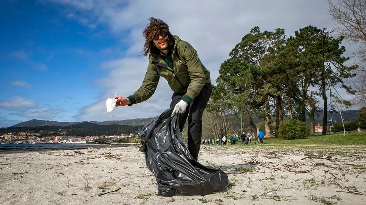 Tucho Abalo presenta una vidriera inspirada en el mar en Plaza
