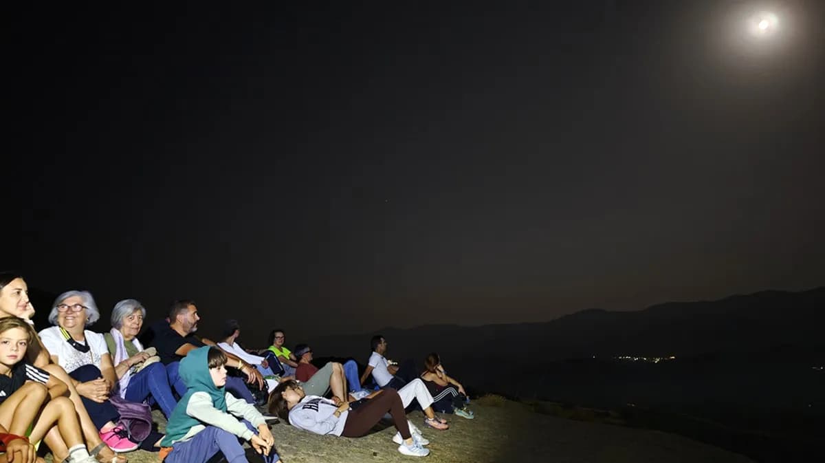 Paseo nocturno bajo la luna llena en Cerro Gallinero