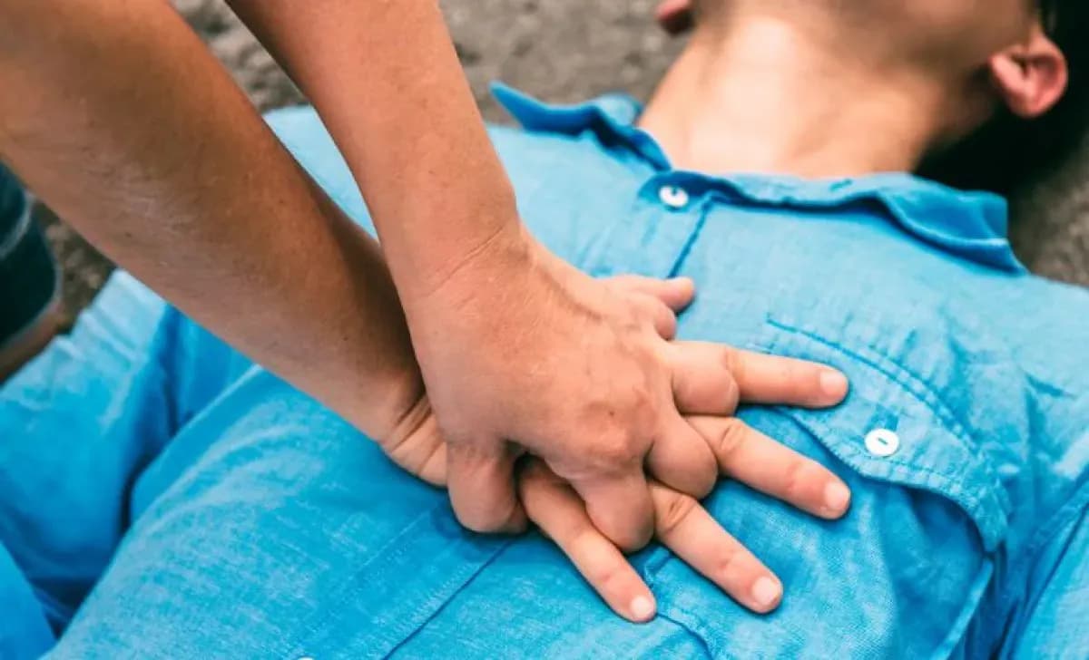 Un hijo salva a su padre con RCP antes de la llegada de bomberos