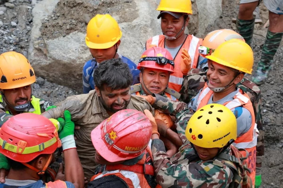 Rescatan a dos trabajadores en Nepal tras nueve días atrapados