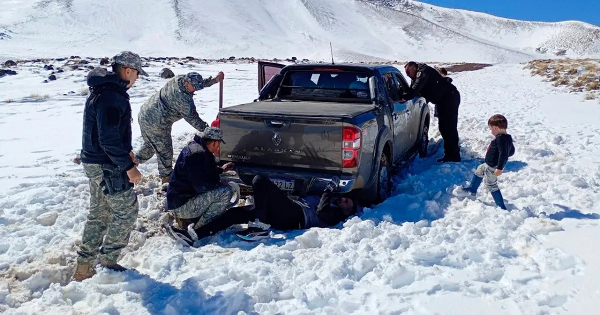 Mujer recorre 15 km por nieve para rescatar a su familia en Neuquén