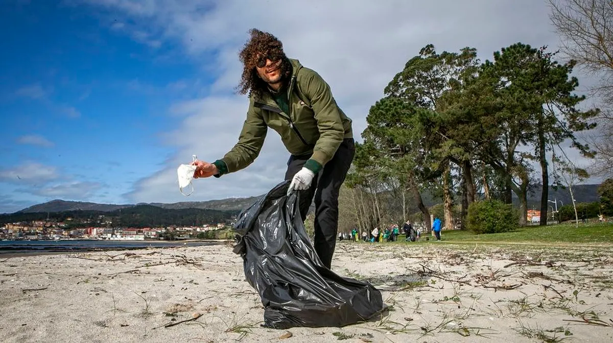 Tucho Abalo presenta una vidriera inspirada en el mar en Plaza