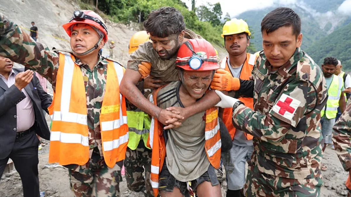 Rescatados dos trabajadores tras nueve días en un túnel en Nepal
