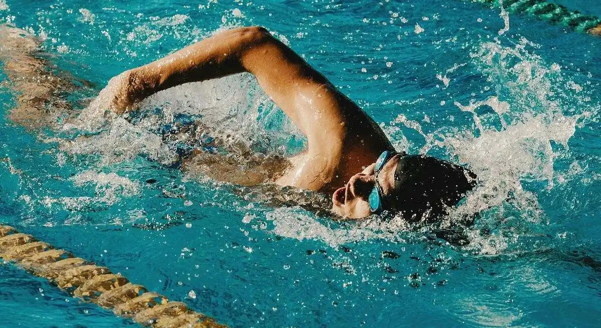 La natación reduce el dolor de espalda crónico, según estudio
