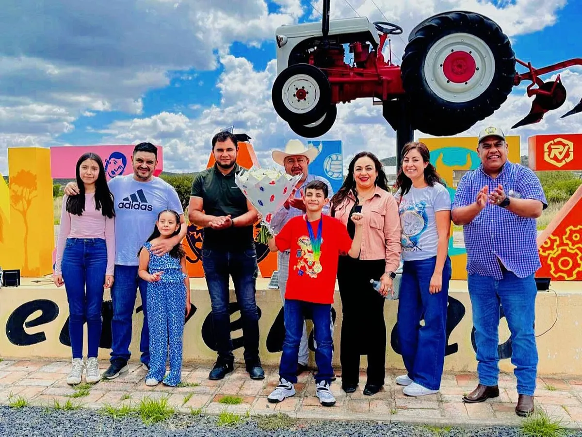 Adrián Estupiñan recibe homenaje en Sombrerete por su oro en matemáticas