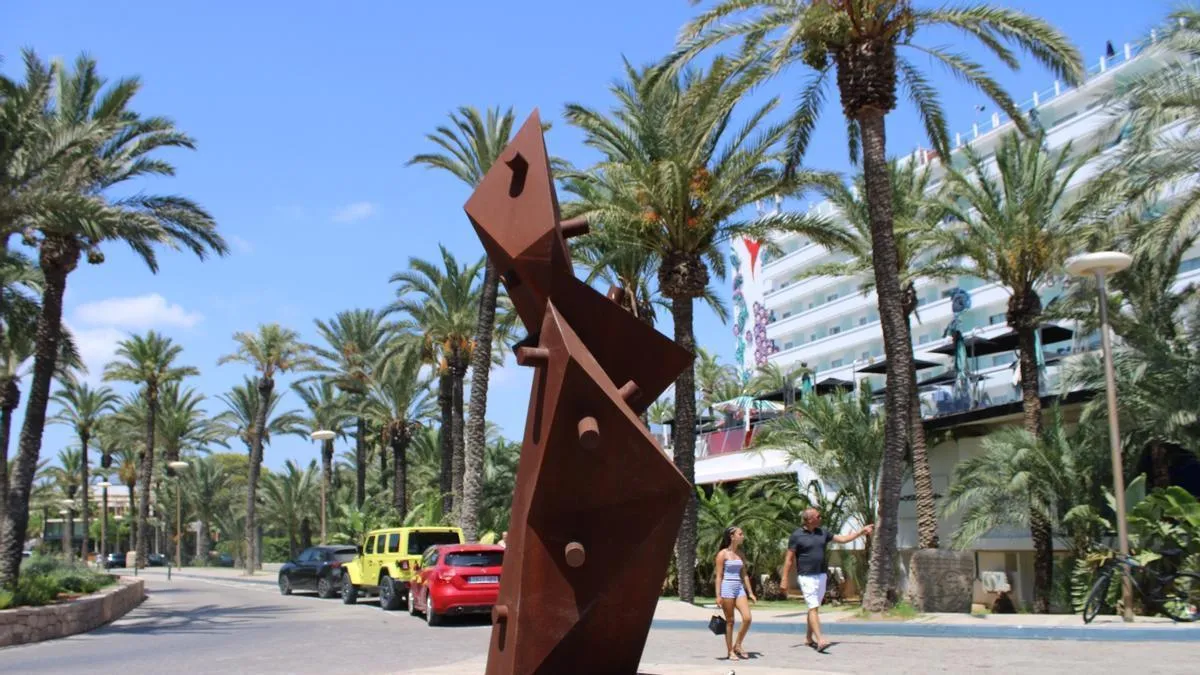 La escultura 'Abstracción de Cactus' de Marco Zurita llega a BLESS Ibiza